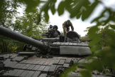 Des militaires ukrainiens sont assis sur un char qu’ils disent avoir pris à l’armée russe, à Bakhmut (Ukraine), le dimanche 2 octobre 2022.