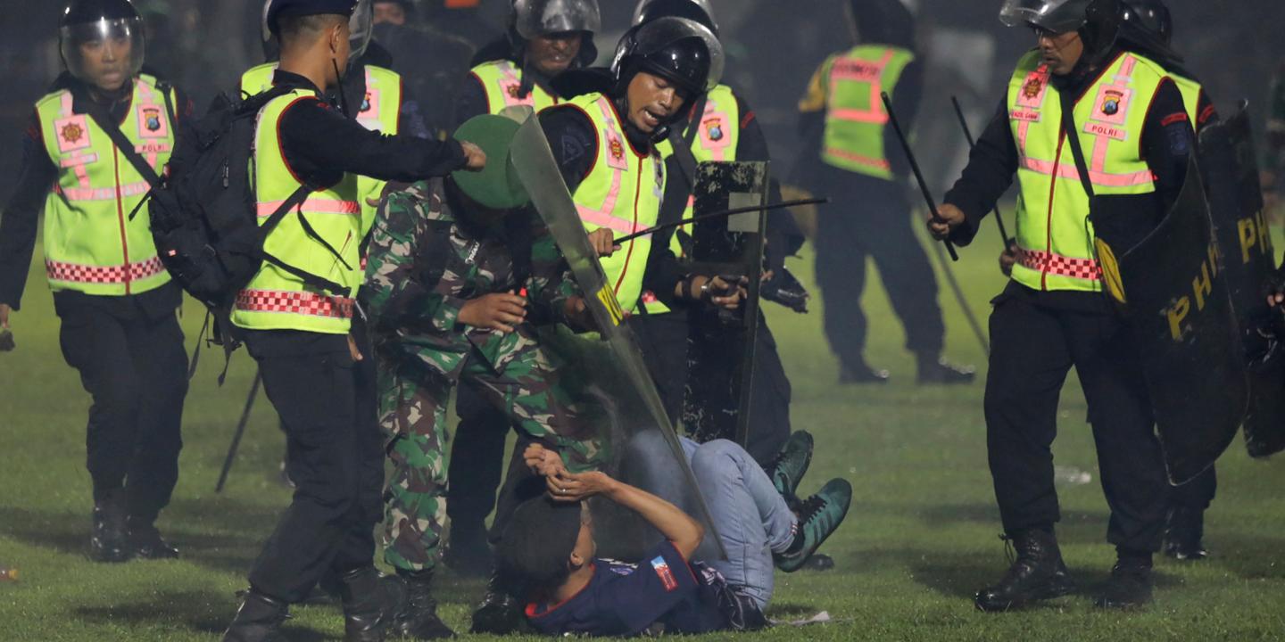 Indonesia At least 125 dead after football pitch stampede