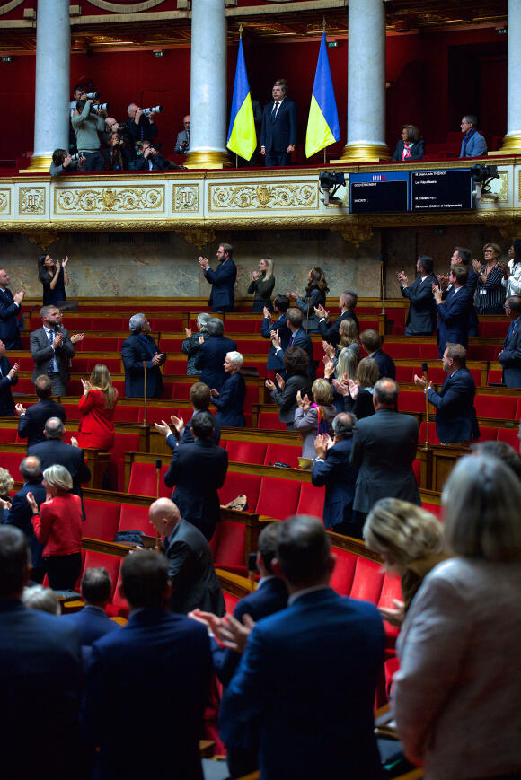 Les députés français applaudissent l’ambassadeur ukrainien en France, Vadym Omelchenko, le 3 octobre 2022.