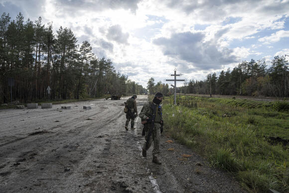 Des militaires ukrainiens recherchent des corps sans vie le long de la route aux abords de Lyman, après la reconquête de Kiev, le 3 octobre 2022.