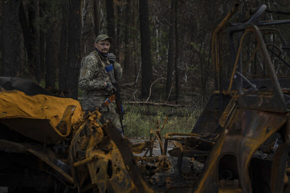 Un militaire ukrainien patrouille près d’une forêt située aux abords de Lyman, ville libérée par Kiev, le 3 octobre 2022.