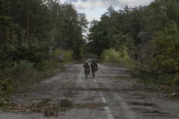 Des militaires ukrainiens le long de la route aux abords de Lyman, après la reconquête de Kiev, le 3 octobre 2022.
