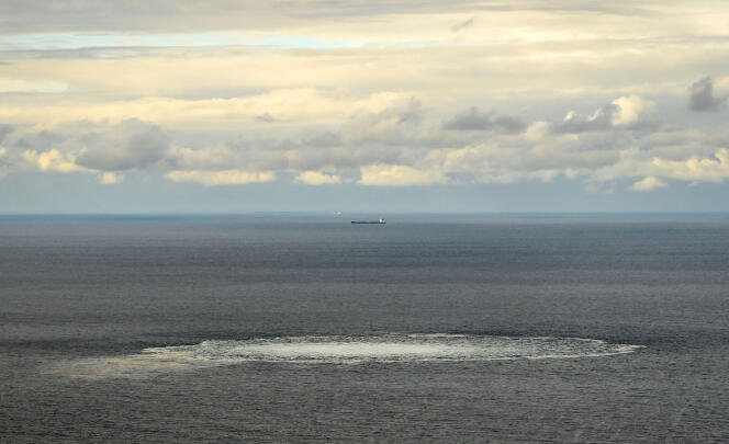 Cette photo, prise le 29 septembre 2022 par le commandement de la défense danois, montre l’une des quatre fuites de gaz sur l’un des gazoducs Nord Stream endommagés dans la mer Baltique.