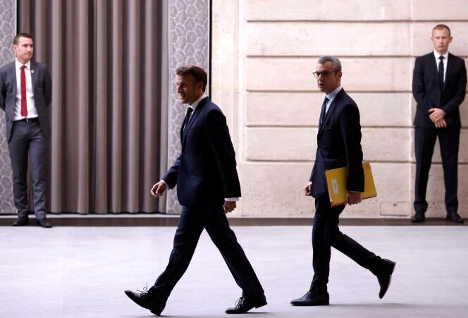 Emmanuel Macron, followed by the Secretary General of the Presidency of the Republic, Alexis Kohler, arrives at a reception organized for the prefects, at the Elysée, on September 15, 2022. 