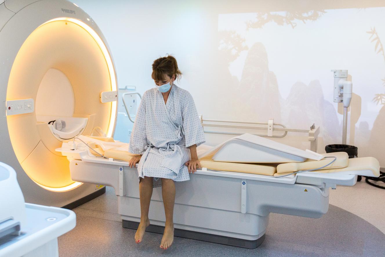 Stéphanie Buret réalise beaucoup d’examens médicaux et des IRM afin d’éliminer d’autres pathologies. Les résultats ont tous été négatifs. A l’hôpital de la Tour, à Genève (Suisse), le 30 novembre 2021.