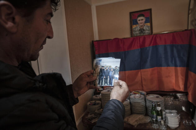 Markar Markarian regarde de vieilles photographies d’Artur, son neveu, qui a été tué à la frontière. Dans le village de Litchk, en Arménie, le 28 septembre 2022.
