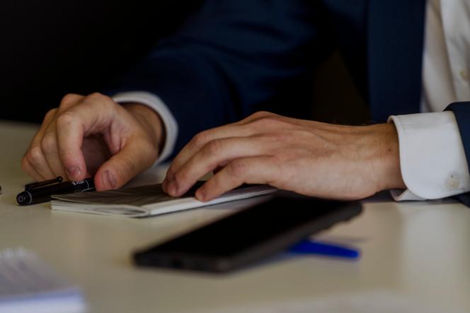 Julien Bayou lors de son interview au siège du journal « Le Monde », à Paris, le 3 octobre 2022, à la suite de sa démission du poste de secrétaire national d’EELV. 