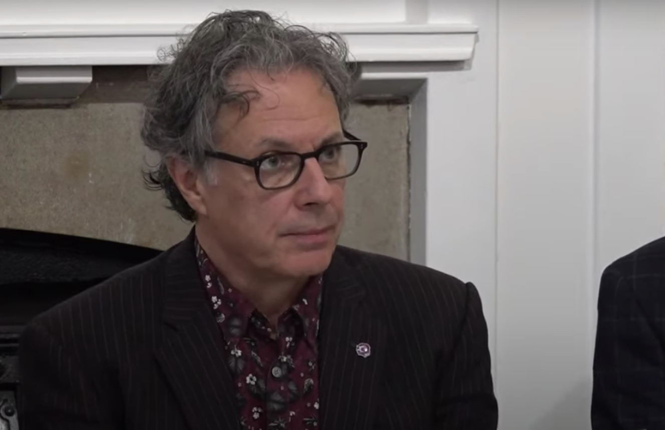 Capture d’écran d’une vidéo réalisée le 30 septembre 2022 par le journal « The Guardian », montrant Ian Russell s’adresser aux journalistes après que l’enquête sur la mort de sa fille Molly a reconnu la responsabilité des géants d’Internet dans son suicide.