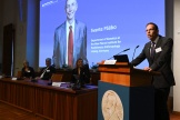 Le secrétaire du comité Nobel de physiologie et de médecine, Thomas Perlmann, annonce le prix Nobel de médecine 2022, le 3 octobre à Stockholm.