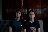 Novine Azad, 17 ans (à gauche) et Randa Baker, 18 ans, survivantes de l’attaque de drone sur leur école, le 11 septembre 2022 à Hassaké (Syrie).