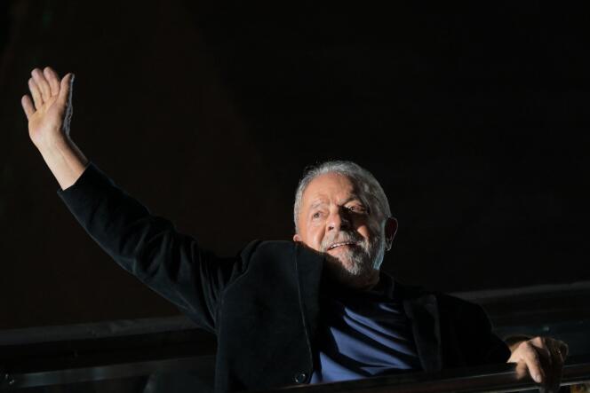 Luiz Inacio Lula da Silva remercie ses supporteurs après l’annonce des résultats du premier tour de l’élection présidentielle brésilienne, à Sao Paulo, le 2 octobre 2022. 