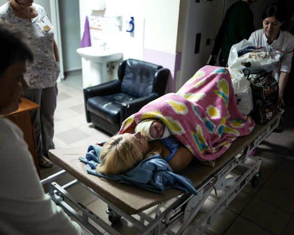 Deux heures après l’accouchement, une femme et son nouveau-né dans un couloir de la maternité régionale de Zaporijia, le 25 septembre 2022.