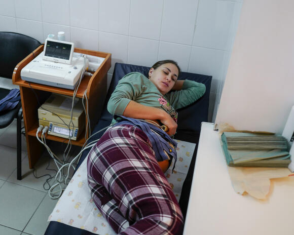 Une patiente lors d’une séance de monitoring fœtal, le 25 septembre 2022.