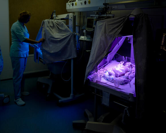 Des bébés naissent prématurés à cause du stress des bombardements russes sur la ville. Olena Schadnykh, médecin, observe leur état de santé, le 25 septembre 2022.