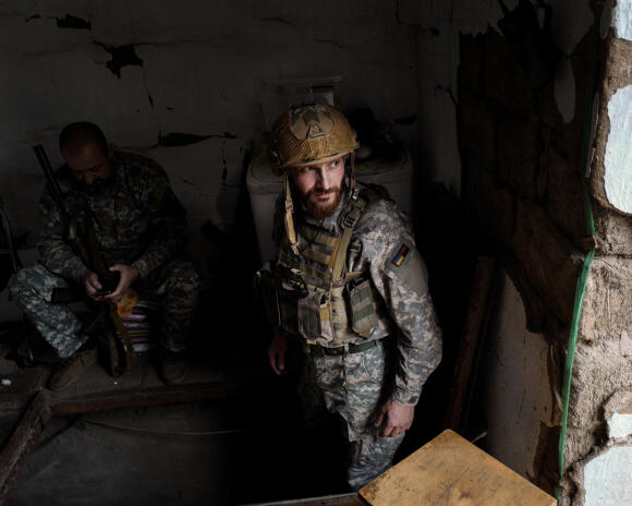 Artem Gradoun, ou « Grad », selon son nom de guerre, est un combattant du 206e bataillon de la défense territoriale. Depuis une position de l’armée ukrainienne, à quelques kilomètres des forces russes, il écoute les bombardements, à la frontière entre la région administrative de Mykolaïv et celle de Kherson, en Ukraine, le 27 septembre 2022.
