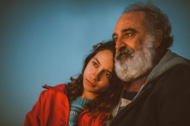 Gioia (Madalina Maria Jekal) et son père, Bruno (Luciano Miele), dans « Anima bella », de Dario Albertini.