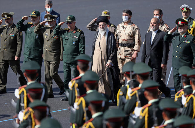 Ein vom Büro des Obersten Führers des Iran, Ayatollah Ali Khamenei, bereitgestelltes Foto zeigt ihn bei der Teilnahme an einer Abschlussfeier für Kadetten der Militärakademien in Teheran am 3. Oktober 2022.