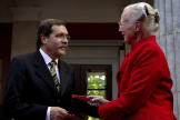 Alain Aspect lors de la remise de la médaille Niels Bohr par la reine Marguerite II du Danemark, à Copenhague, en 2013.