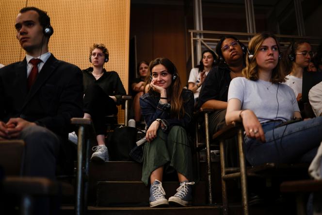 Des étudiants de Sciences Po écoutent le président ukrainien, Volodymyr Zelensky, qui s’exprime par vidéoconférence à l’Institut d’études politiques de Paris, le 11 mai 2022. 