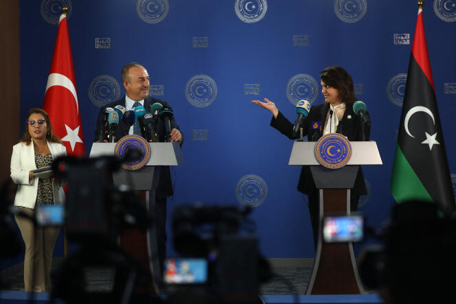 La ministre libyenne des affaires étrangères, Najla Al-Mangoush (à droite), et son homologue turc, Mevlut Cavusoglu, lors de la conférence de presse dans la capitale Tripoli, le 3 octobre 2022.