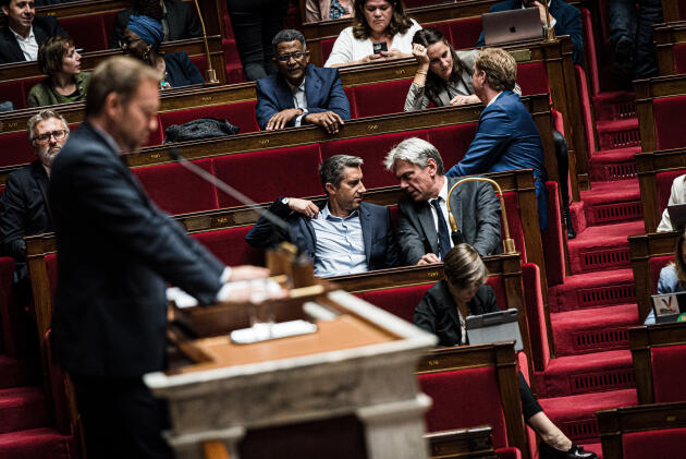 Le député LFI (La France Insoumise), Francois Ruffin, discute avec le député GDR (Gauche Démocrate et républicaine), Sébastien Jumel, pendant la prise de parole du rapporteur de la commission des affaires sociales, Marc Ferracci, à l’Assemblée nationale, le 3 octobre 2022.