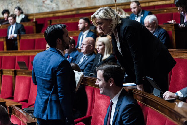 Le député RN, Jean-Philippe Tanguy, discute avec la présidente du groupe Rassemblement national, Marine Le Pen, à l’Assemblée nationale, le 3 octobre 2022. 