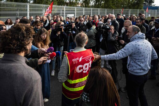 Les salariés de Camaïeu, mardi 4 octobre, réunis à l’appel de la CGT, devant le siège de l’enseigne à Roubaix (Nord).