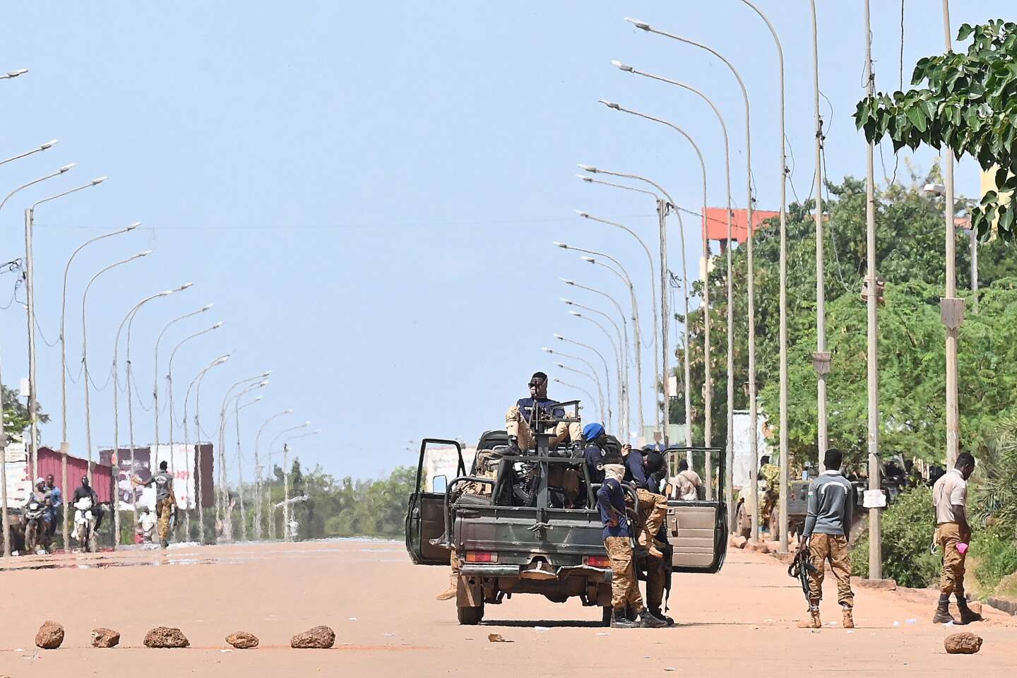 Attaque djihadiste au Burkina Faso : près d’une trentaine de soldats tués, selon un nouveau bilan