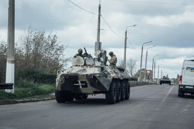 Deux blindés ukrainniens roulent dans la ville de Sloviansk le 3 octobre 2022.