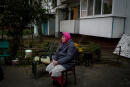 Une habitante patiente assise sur une chaise en bas de son immeuble dans le village de Stepnohirsk situé à 5 kilomètres des positons russes, dans l’oblast de Zaporijia en Ukraine le 24 septembre 2022. LUCAS BARIOULET POUR «LE MONDE»
