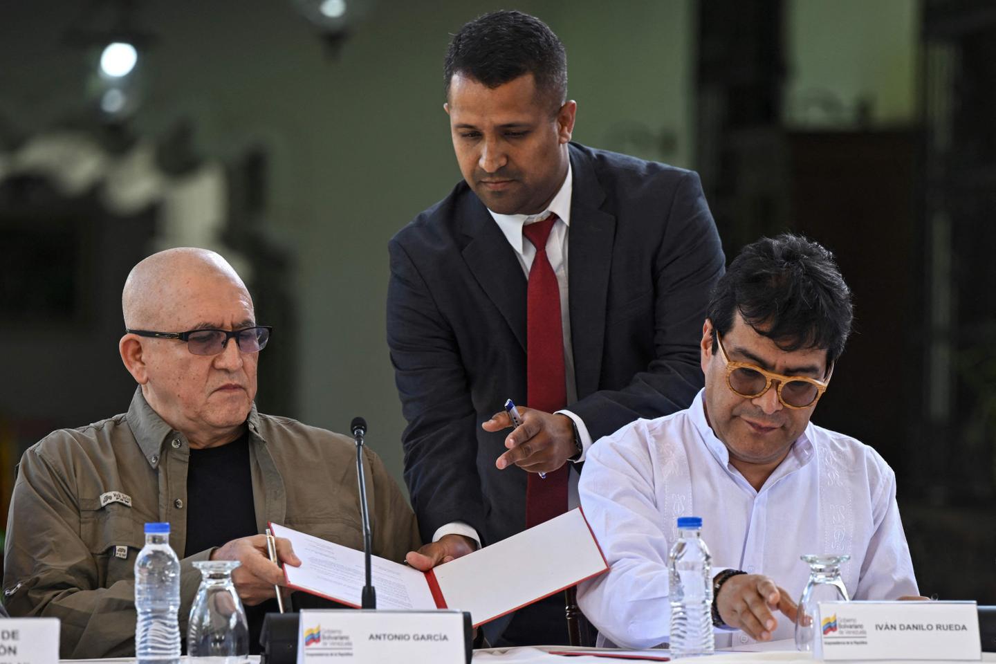 I Colombia gjenopptar de forhandlingene med National Liberation Army