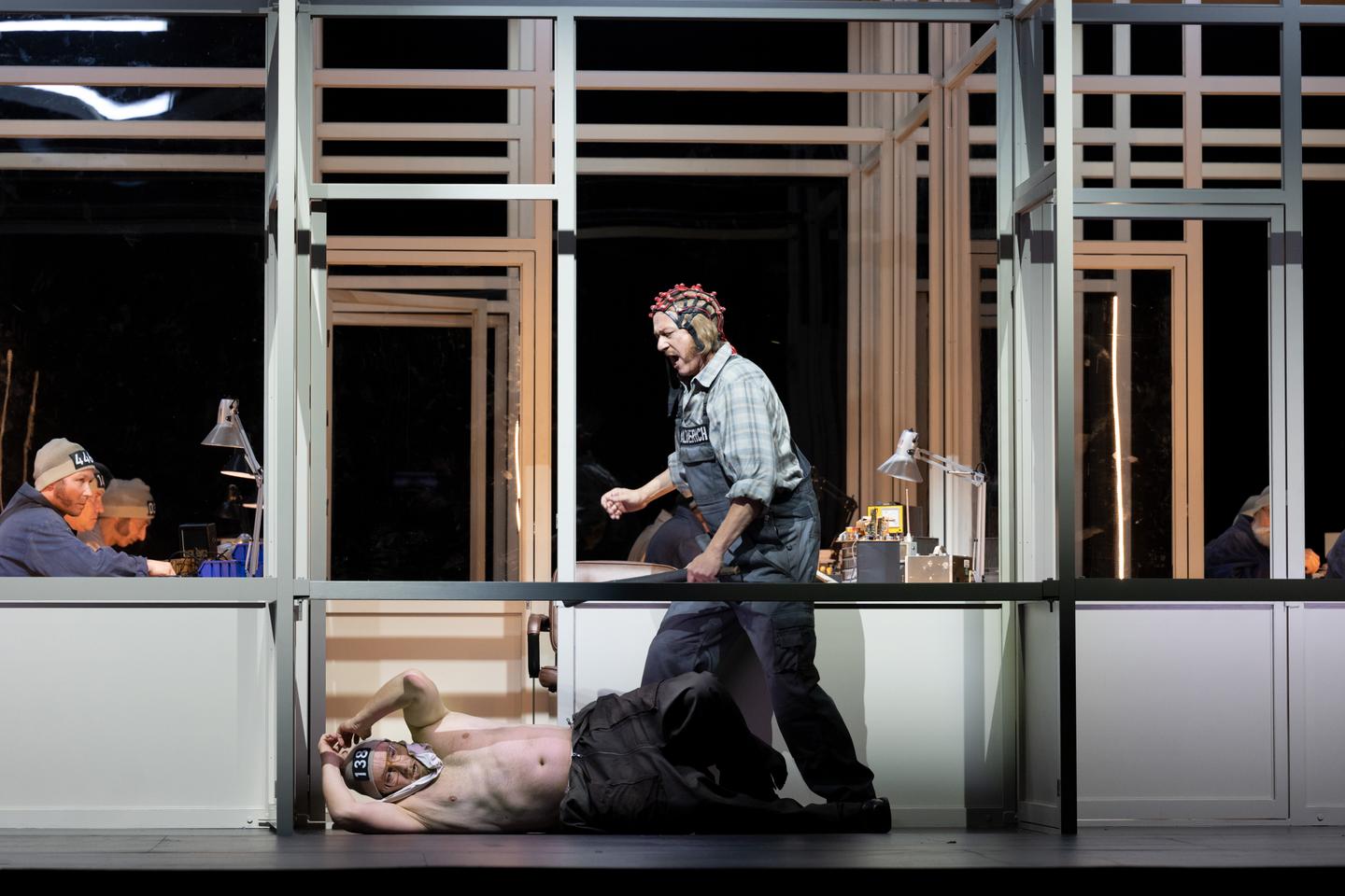 In Berlin prangert „Das Rheingold“ von Dmitri Tcherniakov die Welt unter dem Einfluss der Technik an