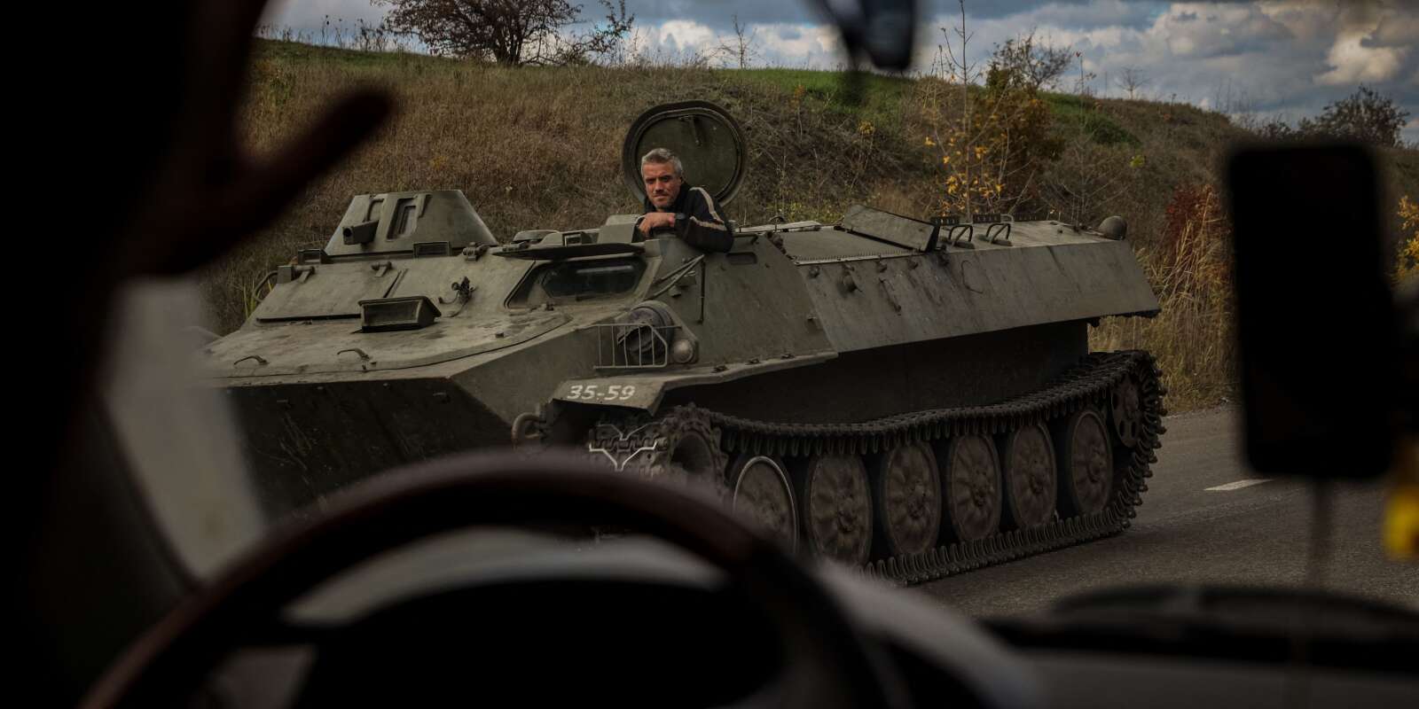 Véhicule blindé ukrainien roule le long de la ligne de front dans la région de Donetsk, le 3 octobre 2022.