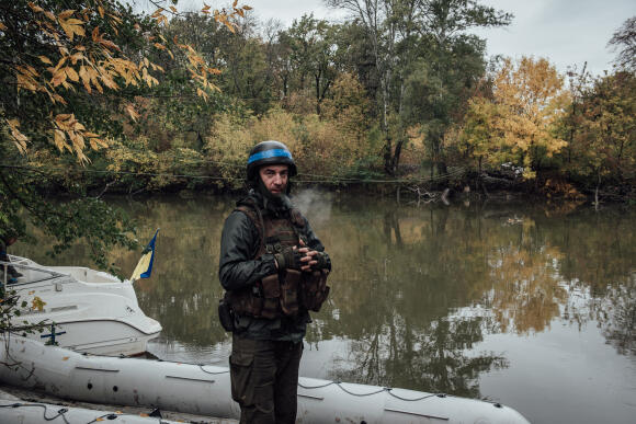 Un soldat du bataillon Dnipro-1 patiente au bord de la rivière Siversky Donets, obstacle naturel entre les soldats ukrainiens et russes durant la bataille de Lyman. Oblast de Donetsk, le 4 octobre 2022.