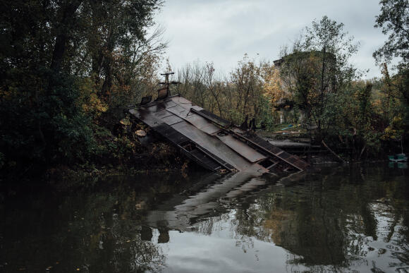 Pont, détruit, qui servait à relier les rives de la Donets avant l'invasion russe. Oblast de Donetsk, le 4 octobre 2022.