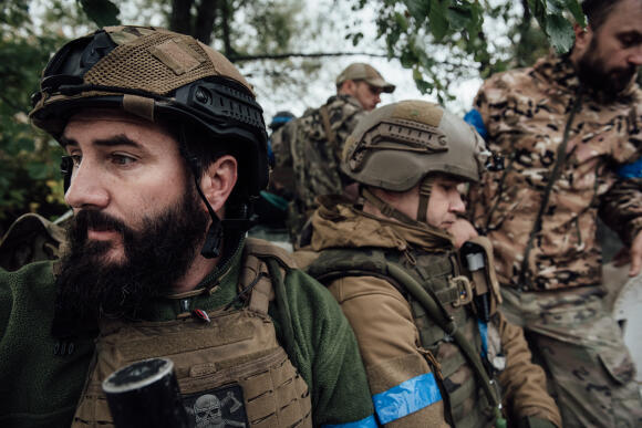 Les soldats du bataillon Dnipro-1 participèrent à la prise de Lyman quelques jours plus tôt. Le bataillon est une unité paramilitaire spéciale formée de volontaires ukrainiens. Oblast de Donetsk, le 4 octobre 2022.
