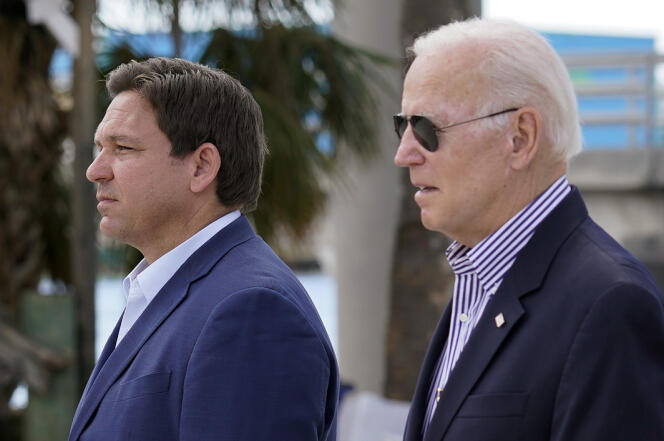 Le président Joe Biden et le gouverneur républicain de Floride Ron DeSantis à Fort Myers Beach, en Floride, localité fortement impactée par l’ouragan Ian. Le 5 octobre 2022.