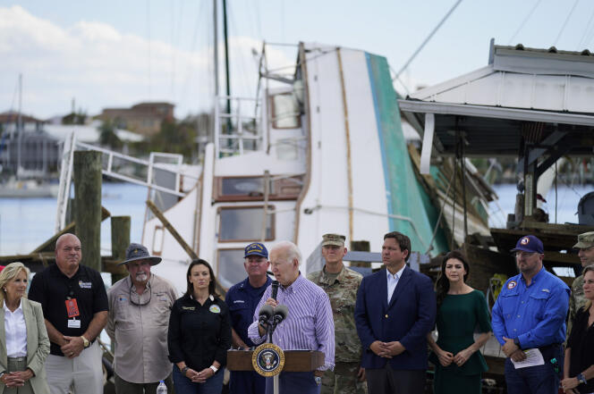 Le président des Etats-Unis Joe Biden, en plein discours devant un bateau retourné par l’ouragan Ian en Floride. Le 5 octobre 2022.