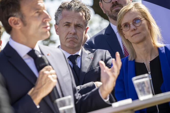 Emmanuel Macron, avec Christrophe Béchu, ministre de la transition écologique, et Agnès Pannier-Runacher, ministre de la transition énergétique, après sa visite du parc éolien au large de Saint-Nazaire (Loire-Atlantique), le 22 septembre 2022.