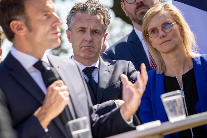 Emmanuel Macron, avec Christrophe Béchu, ministre de la transition écologique, et Agnès Pannier-Runacher, ministre de la transition énergétique, après sa visite du parc éolien au large de Saint-Nazaire (Loire-Atlantique), le 22 septembre 2022.