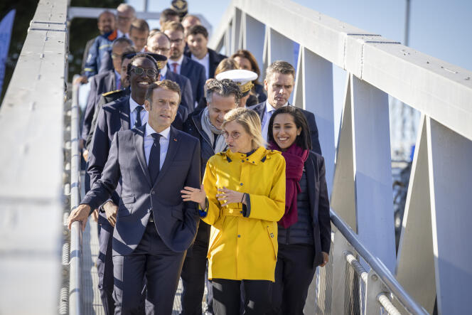 Emmanuel Macron visits a wind farm near Saint-Nazaire (Loire-Atlantique), with the Energy Transition Minister Agnès Pannier-Runacher, September 22, 2022.