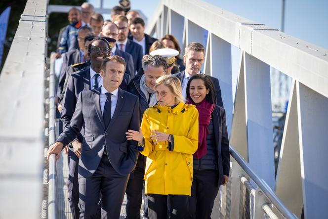 Emmanuel Macron en visite sur un parc éolien au large de Saint-Nazaire (Loire-Atlantique), avec la ministre de la transition énergétique Agnès Pannier-Runacher, le 22 septembre 2022.