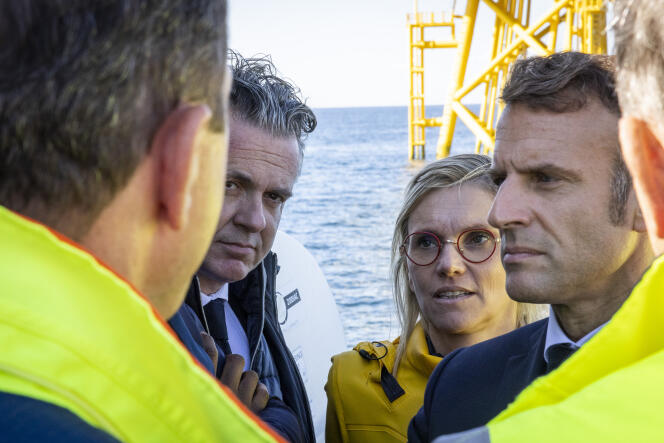 Emmanuel Macron visite un parc éolien au large de Saint-Nazaire (Loire-Atlantique), avec Christophe Béchu, ministre de la transition écologique, et Agnès Pannier-Runacher, ministre de la transition énergétique, le 22 septembre 2022.