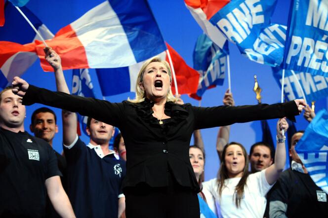 Marine Le Pen, la présidente du parti d’extrême droite français Front national (FN) et candidate à l’élection présidentielle française de 2012, lors d’un meeting de campagne à Paris, le 17 avril 2012.