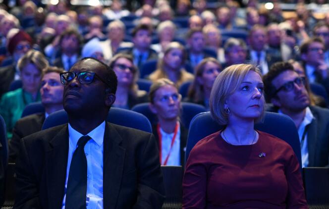 Le chancelier de l’Echiquier britannique, Kwasi Kwarteng, et la première ministre britannique, Liz Truss, assistent à la journée d’ouverture de la conférence annuelle du Parti conservateur, à Birmingham, dans le centre de l’Angleterre, le 2 octobre 2022.