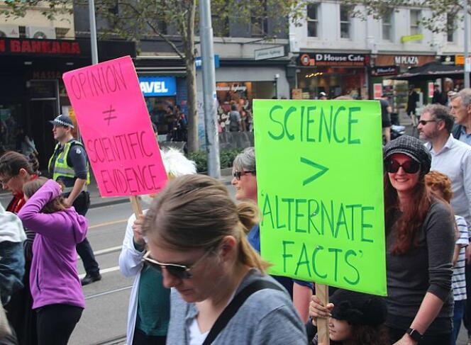 Des manifestants dénoncent les « faits alternatifs », à Melbourne, en mars 2017.