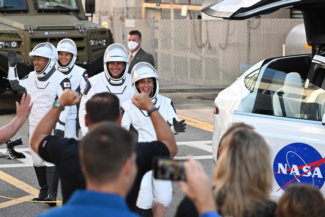 Od lewej do prawej: Japończyk Koichi Wakata, Rosjanka Anna Kekina oraz Amerykanie Josh Cassada i Nicole Mann przed startem na Międzynarodową Stację Kosmiczną 5 października 2022 r.