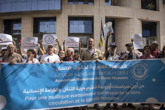 Des membres de l’Association marocaine des droits humains manifestent devant les bureaux de l’Union européenne contre la restriction des visas de voyage, le 4 octobre 2022 à Rabat.