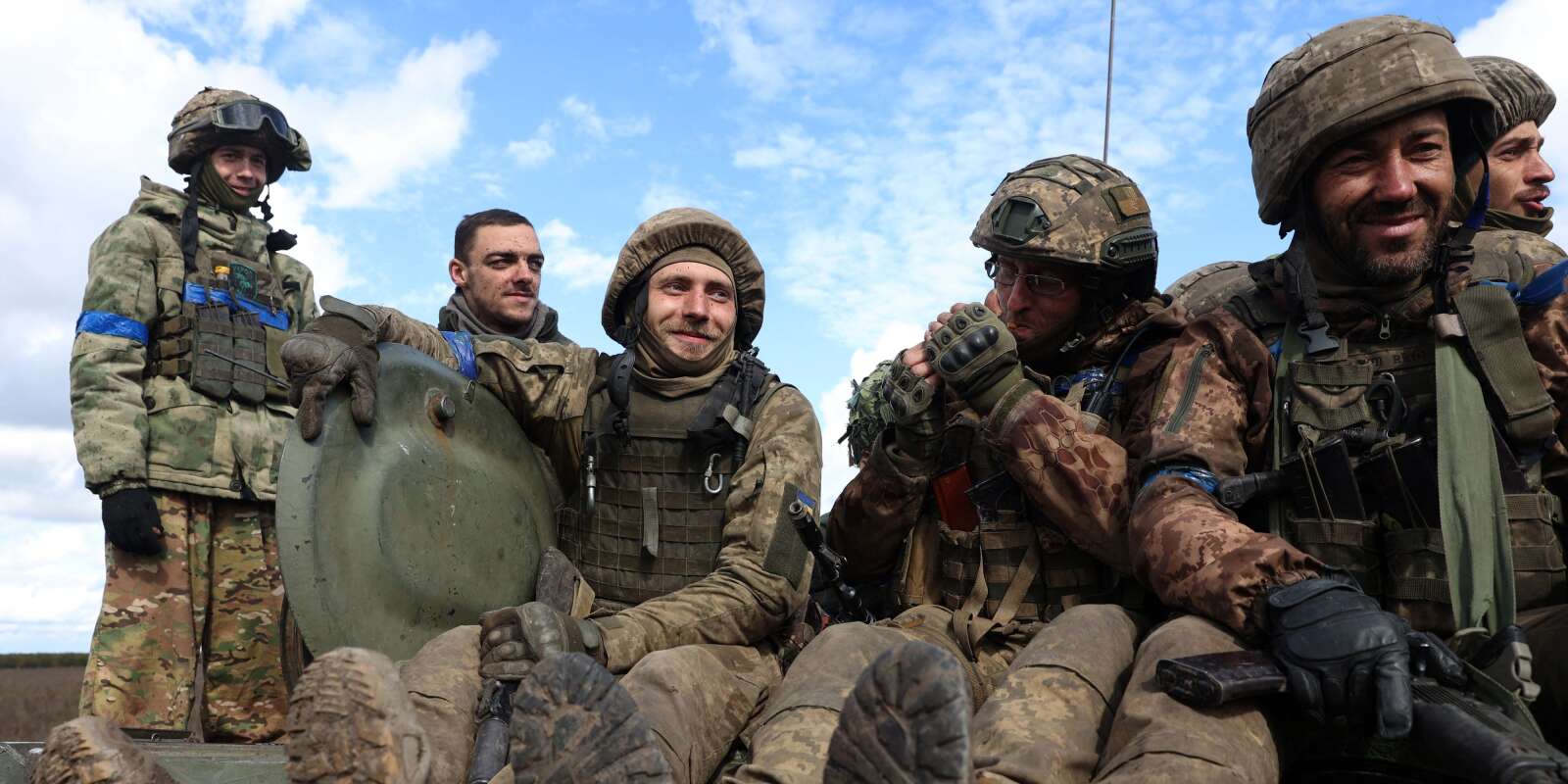 Des soldats ukrainiens sur un véhicule blindé sur une route près de Lyman, dans la région de Donetsk, le 4 octobre 2022.