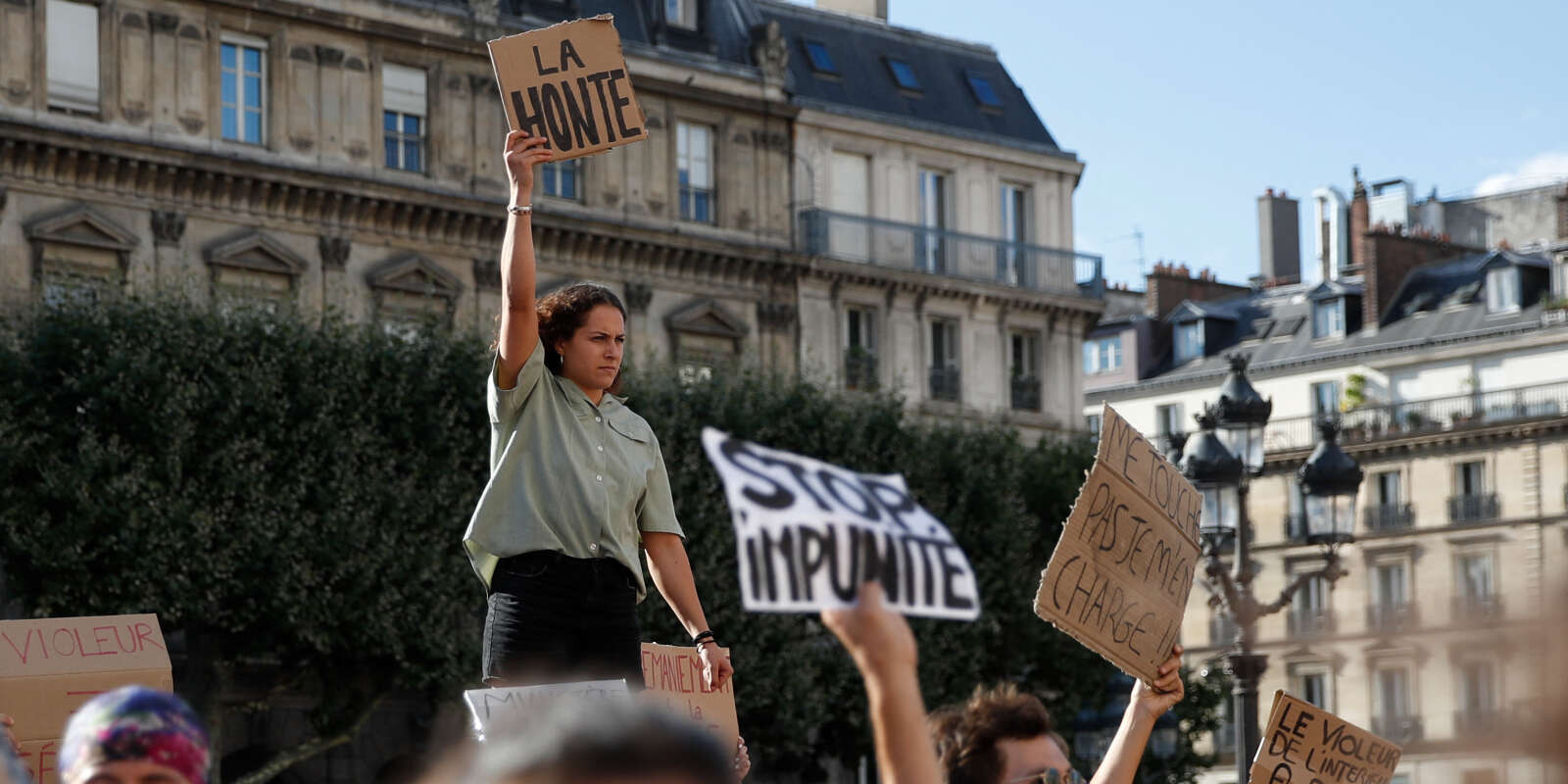 Lors d’une manifestation appelée par des mouvements féministes devant l’hôtel de ville de Paris, le 10 juillet 2020.